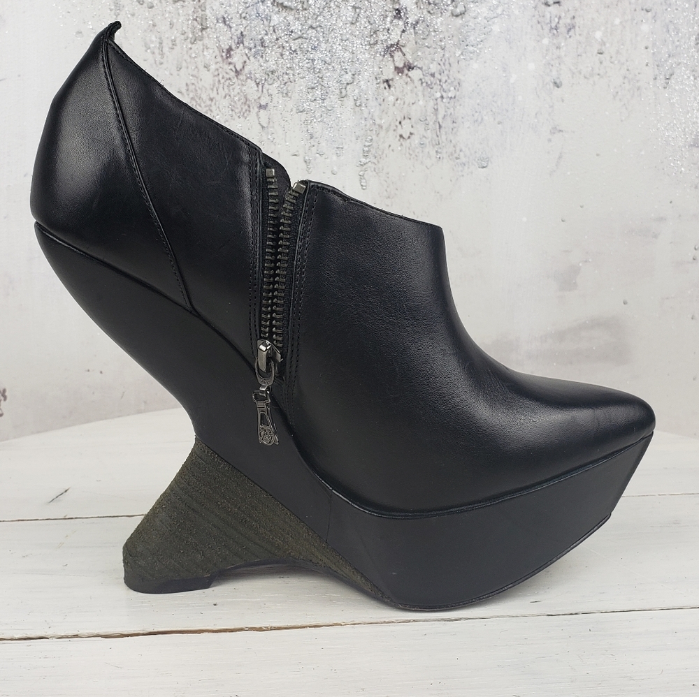 419iobe Max Azria NECI platform leather shootie bootie carved heel